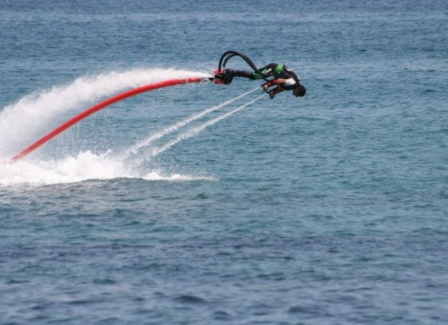  与 Flyboard 一起潜水 